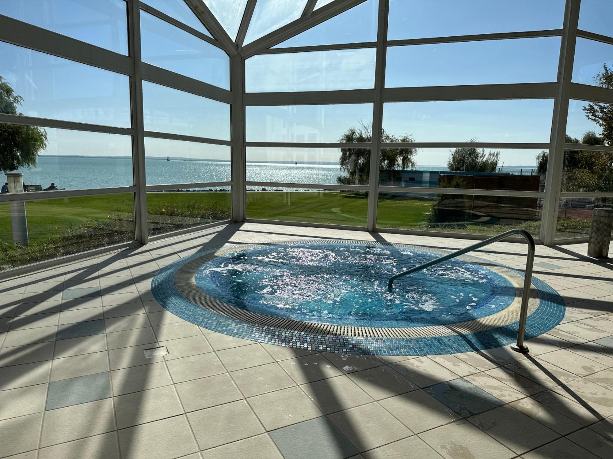 Hotel Marina Port Балатонкенезе Экстерьер фото