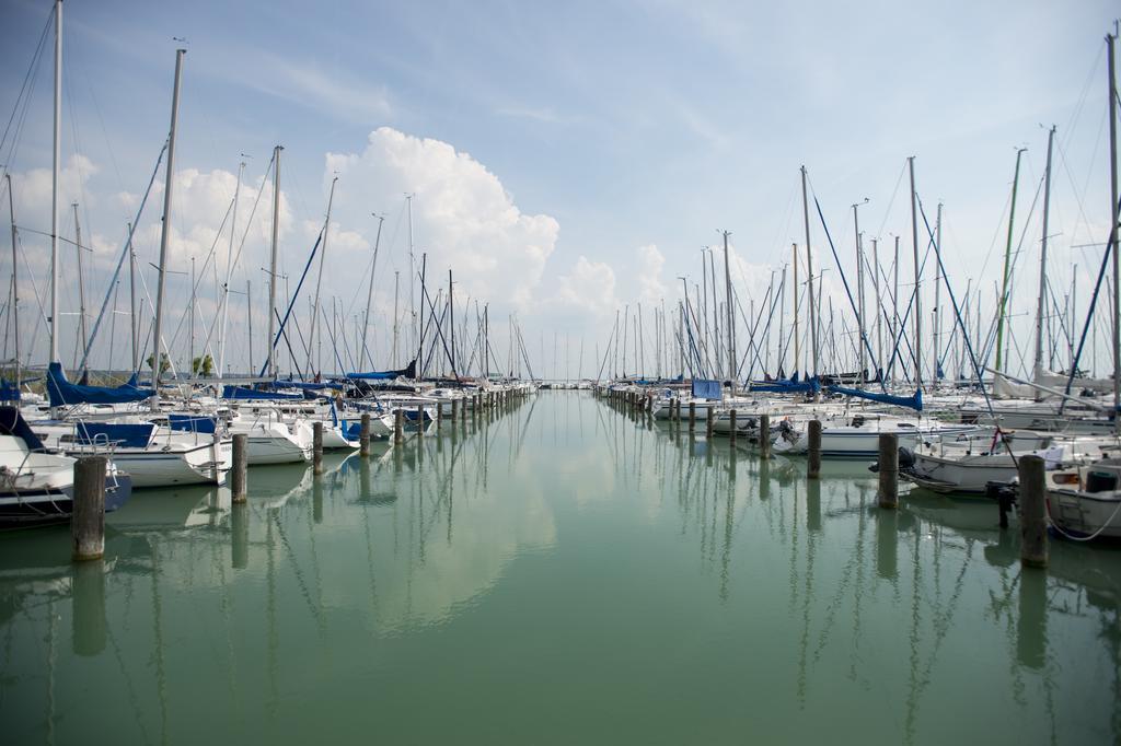 Hotel Marina Port Балатонкенезе Экстерьер фото